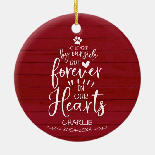 かわいい農村風の家の猫または犬のペット追悼赤 セラミックオーナメント (裏面)