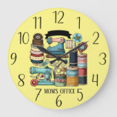 かわいい追加文字ママのオフィス裁縫ルーム ラージ壁時計 (正面)