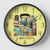 かわいい追加文字ママのオフィス裁縫ルーム 壁時計 (正面)