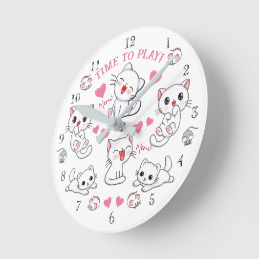かわいい遊び心のある白い子猫たちと一緒に遊ぶ時間 ラウンド壁時計 (傾斜)