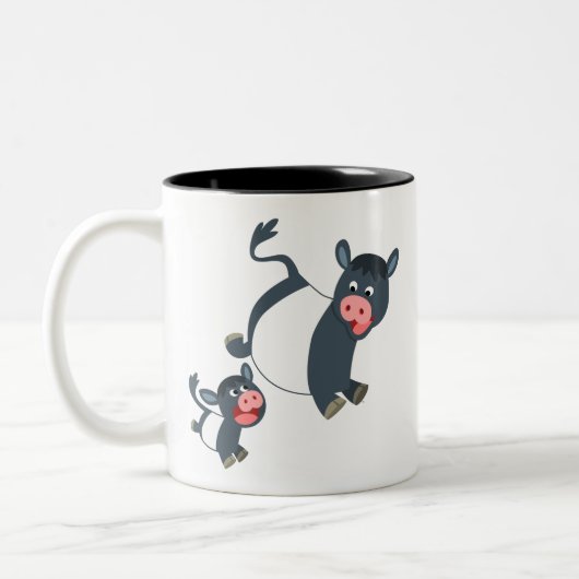かわいい遊マンガのベルテッドゲロウェイ牛と子牛 ツートーンマグカップ (左)
