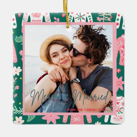 かわいい醜いセーター初めてのクリスマス 結婚した セラミックオーナメント (正面)