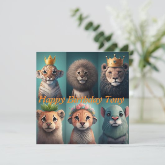 かわいい野生の動物が青い王冠を身に着けている (スタンド正面)