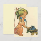 かわいい金髪の女の子がおもちゃの電話でおしゃべり 招待状 (正面/裏面)