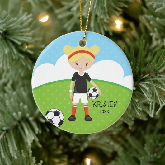 かわいい金髪の女の子サッカーパーソナライズされたクリスマス セラミックオーナメント (ツリー)