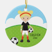 かわいい金髪の女の子サッカーパーソナライズされたクリスマス セラミックオーナメント (正面)