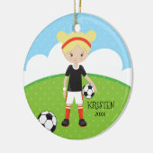かわいい金髪の女の子サッカーパーソナライズされたクリスマス セラミックオーナメント (左)