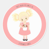 かわいい金髪の少女と子犬この本は属している ラウンドシール (正面)