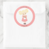 かわいい金髪の少女と子犬この本は属している ラウンドシール (バッグ)