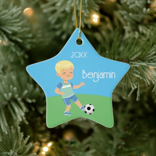 かわいい金髪の男の子サッカーパーソナライズされたクリスマス セラミックオーナメント (ツリー)