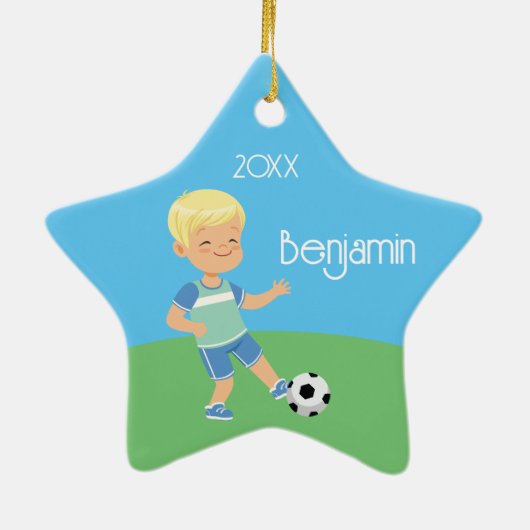 かわいい金髪の男の子サッカーパーソナライズされたクリスマス セラミックオーナメント (裏面)