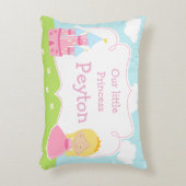 かわいい金髪の私たちの小さなプリンセス アクセントクッション (正面(垂直))