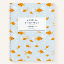 かわいい金魚が水中を泳ぐ