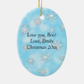 かわいい雪だるまカップルが星を樹に置く セラミックオーナメント (裏面)