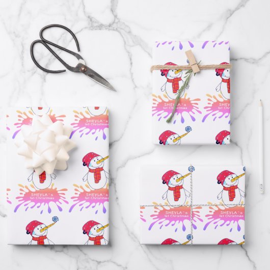 かわいい雪だるまベビーの初めてのクリスマスピンクベビー ラッピングペーパーシート (正面)