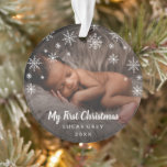 かわいい雪の結晶ベビー写真マイ初めてのクリスマス オーナメント<br><div class="desc">今年はベビーは？雪が積もったデザインと初めてのクリスマスのモダン、ベビーの名前と年と共にチョークの台本に「私の」というメッセージが写った可愛い記念オーナメントを使って木に思い出を追加お気に入りのす生まれたばかりの。両側に同じ写真を追加するか、両側違うに同じ写真を追加する。男の男女兼用子や素晴らし女の子のためのデザイン。このオーナメントは素晴らし親しい友人や家族にも贈り物をする。</div>