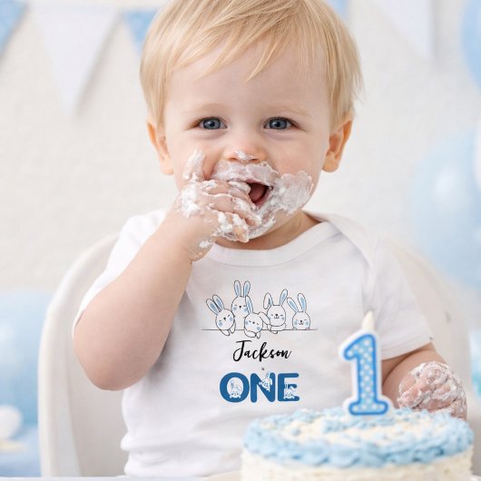 かわいい青いウサギの男の子の1歳の誕生日 ベビーボディスーツ
