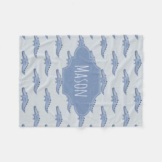 かわいい青いサファリワニの柄と名前 フリースブランケット (正面(横))