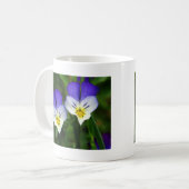 かわいい青いスミレが二つ コーヒーマグカップ (正面左)