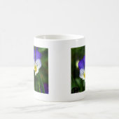 かわいい青いスミレが二つ コーヒーマグカップ (中央)