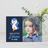 かわいい青いペンギンの赤ちゃん男の子の1歳の誕生日パーティー 招待状 (スタンド正面)