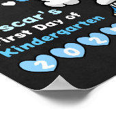 かわいい青い小人 初日の学校 黒板 ポスター (角)