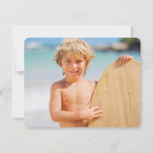 かわいい青い漫画のクジラの子供のビーチの誕生日写真 サンキューカード (裏面)