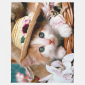 かわいい青い目の子猫 フリースブランケット (正面)
