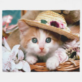 かわいい青い目の子猫 フリースブランケット (正面(横))