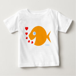 かわいい青い目ベビー金魚の漫画とキス ベビーTシャツ