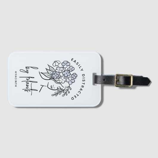 かわいい青い花の植物に気を取られた庭師 ラゲッジタグ (正面横)