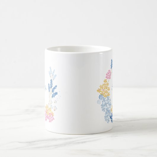 かわいい青とピンクの花のリース パーソナライズされた コーヒーマグカップ (中央)