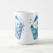 かわいい青と白かぎ針編み封筒 コーヒーマグカップ (中央)