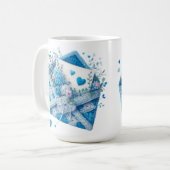 かわいい青と白かぎ針編み封筒 コーヒーマグカップ (正面左)