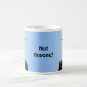 かわいい青はジェイ鳥及びピーナツをごしごし洗います コーヒーマグカップ (中央)