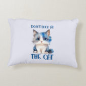 かわいい青みがかった子猫 アクセントクッション (裏面)