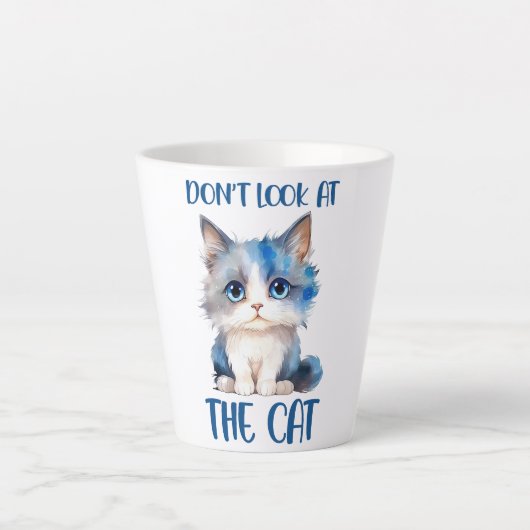 かわいい青みがかった子猫 カフェラテマグ (正面)