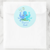 かわいい青タコのバブル航海の本プレート ラウンドシール (バッグ)