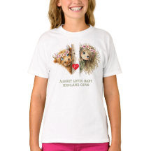 かわいい顔をのぞかせる女の子とハイランド仔牛のTシャツ