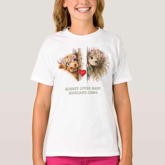 かわいい顔をのぞかせる女の子とハイランド仔牛のTシャツ Tシャツ (正面)