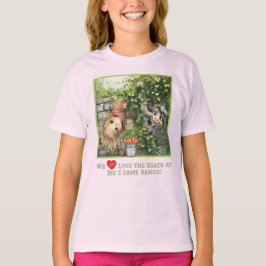 かわいい顔をのぞかせる女の子とヤギ Tシャツ