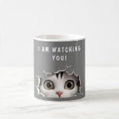 かわいい顔をのぞかせる猫 グレー コーヒーマグカップ (中央)