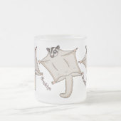 かわいい飛んでいるグライダー漫画イラストレーション フロストグラスマグカップ (中央)