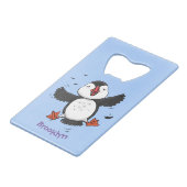 かわいい飛んでいるハッピーパフィン青い漫画イラストレーション クレジットカード栓抜き (裏面アングル)