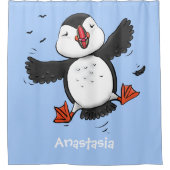 かわいい飛んでいるハッピーパフィン青い漫画イラストレーション シャワーカーテン (正面)