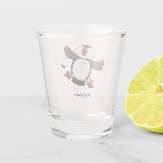 かわいい飛んでいるハッピーパフィン青い漫画イラストレーション ショットグラス (裏面)