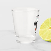 かわいい飛んでいるハッピーパフィン青い漫画イラストレーション ショットグラス (左)