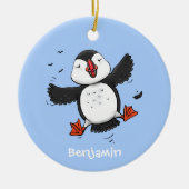 かわいい飛んでいるハッピーパフィン青い漫画イラストレーション セラミックオーナメント (正面)
