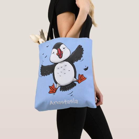 かわいい飛んでいるハッピーパフィン青い漫画イラストレーション トートバッグ (クローズアップ)