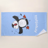 かわいい飛んでいるハッピーパフィン青い漫画イラストレーション ビーチタオル (正面)